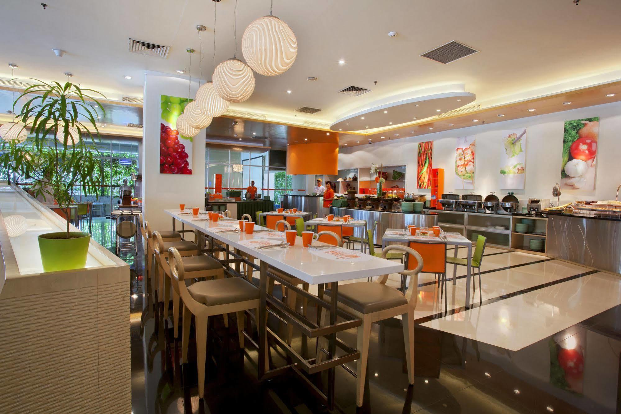 Harris Hotel And Conventions Kelapa Gading Jakarta Exterior photo